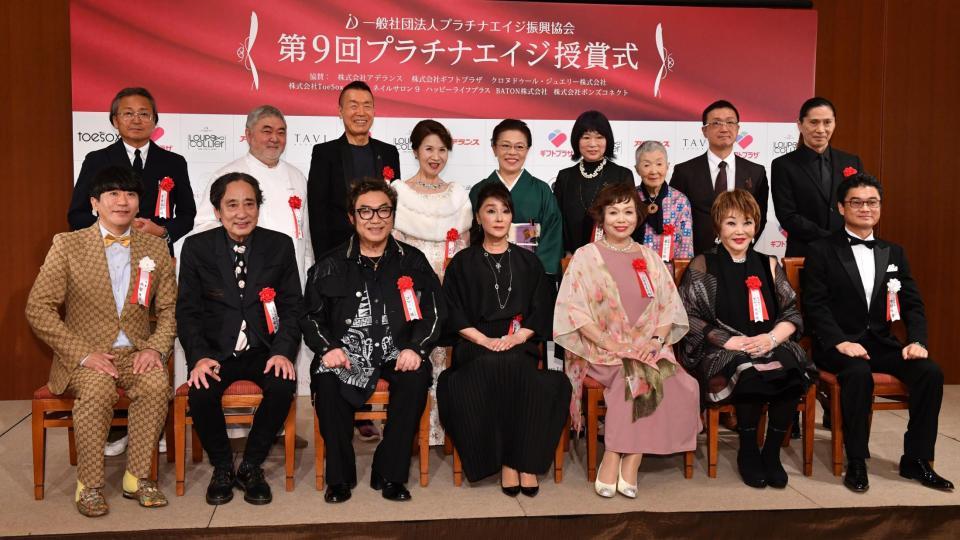 　「プラチナエイジ授賞式」に登場した（前列左２人目から）ルー大柴、コロッケ、浅野ゆう子、上沼恵美子、たかの友梨氏。柴田理恵（後列中央）とＳＡＭ（後列右）＝撮影・佐々木彰尚
