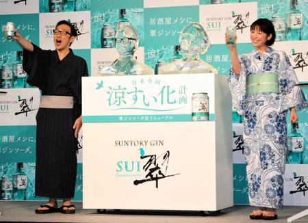 　「翠」で乾杯の音頭をとった角田晃広（左、）と夏帆