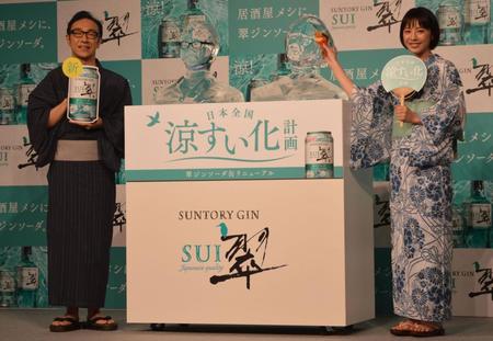 　角田晃広（左）と夏帆をイメージした氷像と撮影に応じた２人