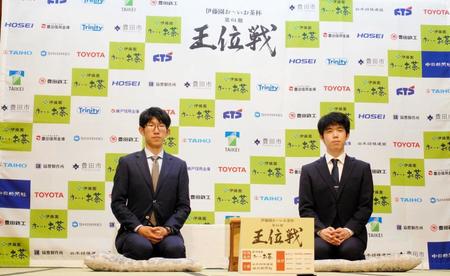 　前日検分と会見を行った佐々木大地七段（左）と藤井聡太王位