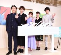 　（左から）安田顕、鈴鹿央士、福原遥、深田恭子、上杉柊平らキャストが笑顔でドラマをＰＲする（撮影・園田高夫）