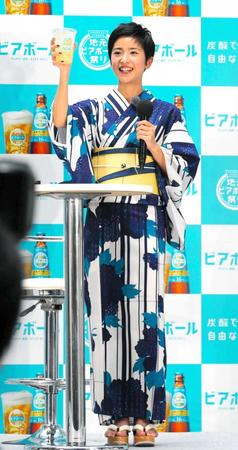 　浴衣姿で乾杯する黒島結菜
