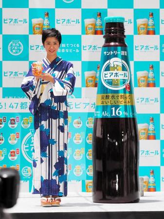 　浴衣姿で登壇した黒島結菜＝東京・新宿の東急歌舞伎町タワー　シネシティ広場