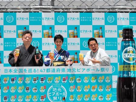 　イベントに登壇した（左から）ユースケ、黒島結菜、津田篤宏＝東京・新宿の東急歌舞伎町タワー　シネシティ広場