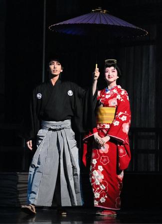 　「鴛鴦歌合戦」の柚香光（左）と星風まどか