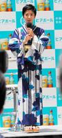 　乾杯する黒島結菜＝東京・新宿の東急歌舞伎町タワー　シネシティ広場