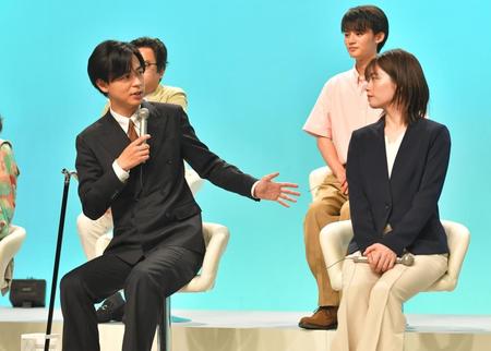 　小芝風花（右）とトークする成田凌（撮影・西岡正）