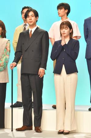 　杖をついて登壇した成田凌（左）と会見の最後に静かに手を合わせる小芝風花（撮影・西岡正）