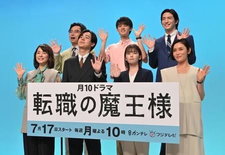 　そろって手を振る（前列左から）石田ゆり子、成田凌、小芝風花、山口紗弥加（後列左から）おいでやす小田、藤原大祐、前田公輝（撮影・西岡正）