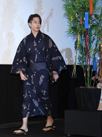 　浴衣姿で登壇する山下智久（撮影・棚橋慶太）