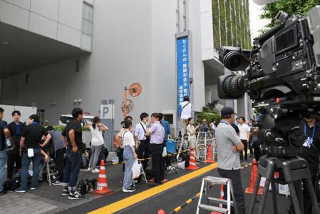 　報道陣が終結した警視庁・原宿警察署（撮影・伊藤笙子）