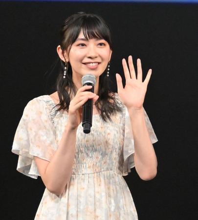 　オープニングで観客席に手を振る檜山沙耶キャスター（撮影・西岡正）