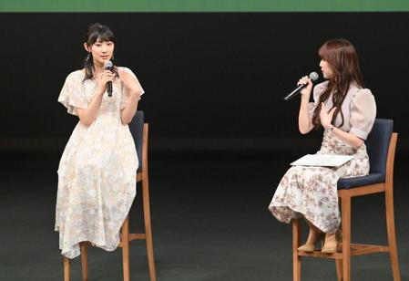 　クロストークで話す檜山沙耶キャスター（左）＝撮影・西岡正