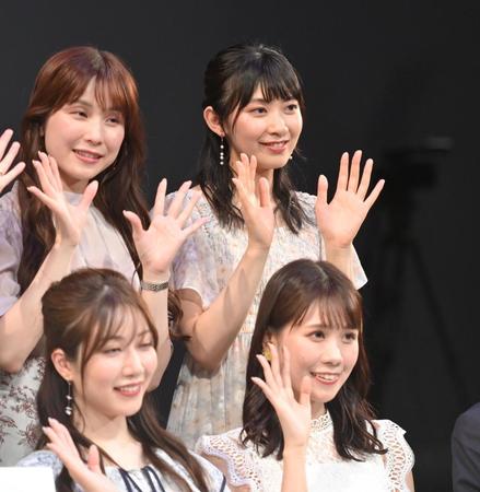 　笑顔で手を振る檜山沙耶キャスター（後列右）＝撮影・西岡正