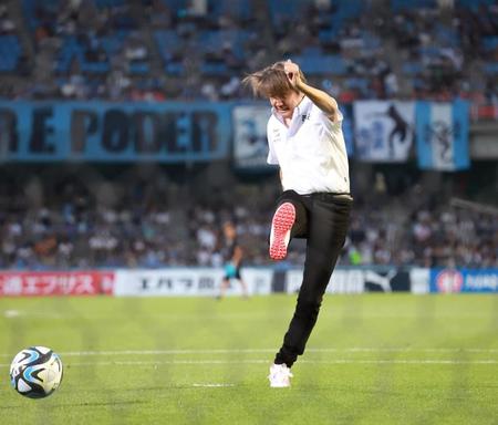 J1川崎戦に近藤真彦が登場 始球式では右隅へゴール YMCAハーフタイムショーで盛り上げる/芸能/デイリースポーツ online
