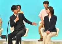 　小芝風花（右）とトークする成田凌（撮影・西岡正）