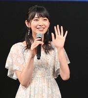 　オープニングで観客席に手を振る檜山沙耶キャスター（撮影・西岡正）