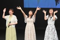 　エンディングで手を振る檜山沙耶キャスター（中央）＝撮影・西岡正