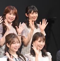 　笑顔で手を振る檜山沙耶キャスター（後列右）＝撮影・西岡正