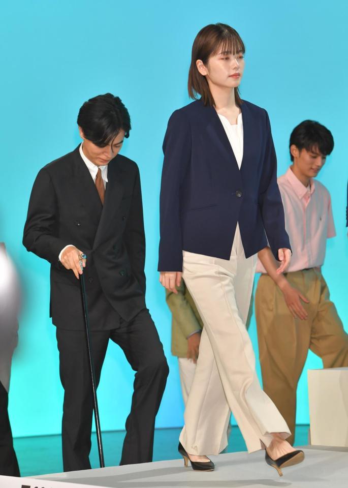 　登壇する小芝風花（手前）と成田凌（左）＝撮影・西岡正