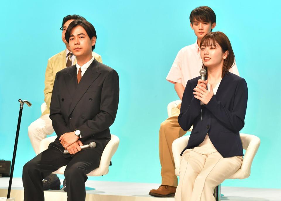 　会見であいさつする小芝風花。左は成田凌（撮影・西岡正）