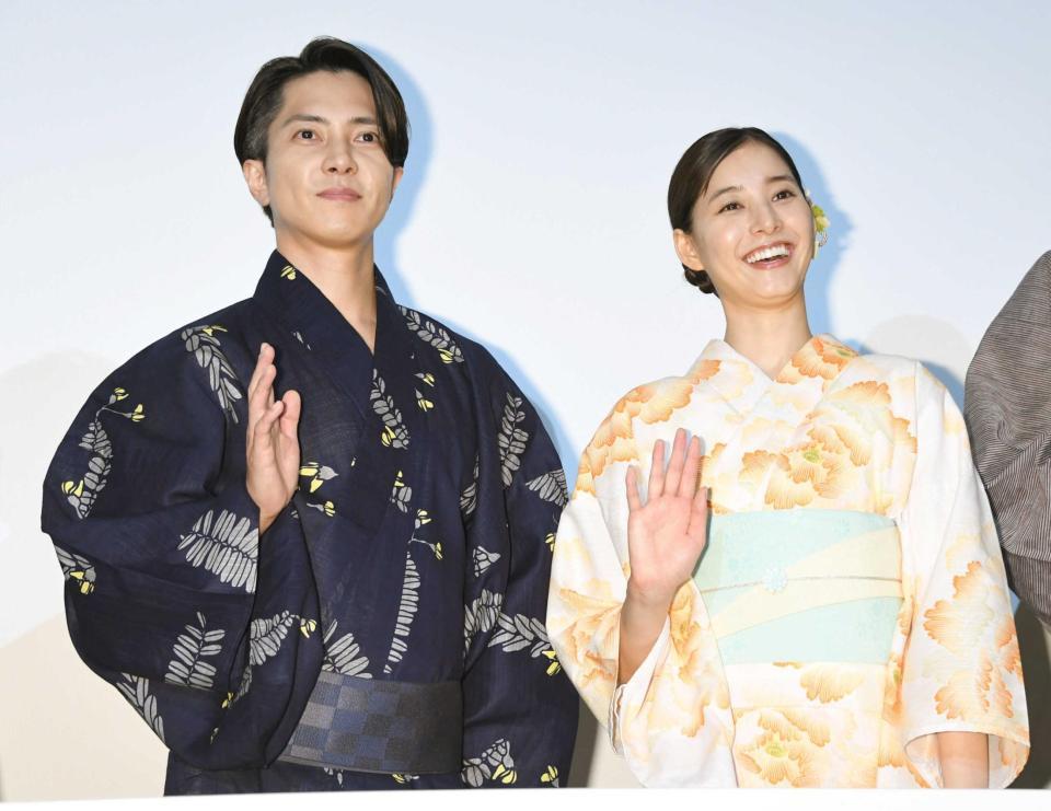 　浴衣姿で手を振る山下智久（左）と新木優子（撮影・棚橋慶太）