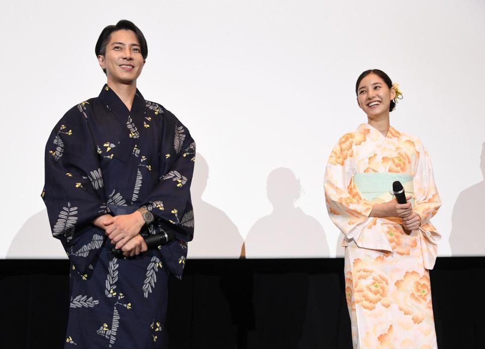 　トークで盛り上がる山下智久（左）と新木優子（撮影・棚橋慶太）