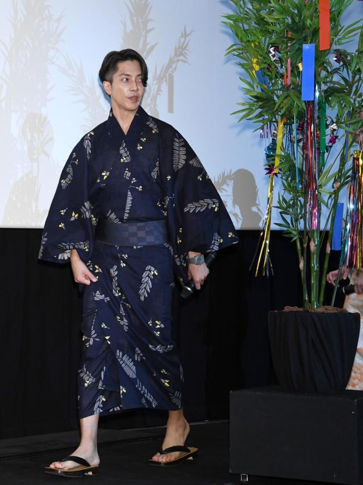 　浴衣姿で登壇する山下智久（撮影・棚橋慶太）