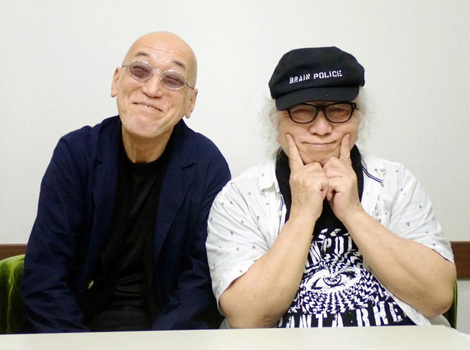 　仲良く笑顔を見せる頭脳警察のＰＡＮＴＡさん（右）とＴＯＳＨＩ（２０１９年撮影）