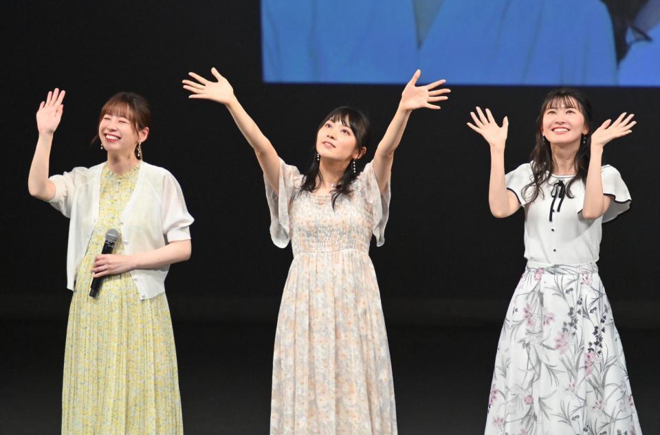 　エンディングで手を振る檜山沙耶キャスター（中央）＝撮影・西岡正