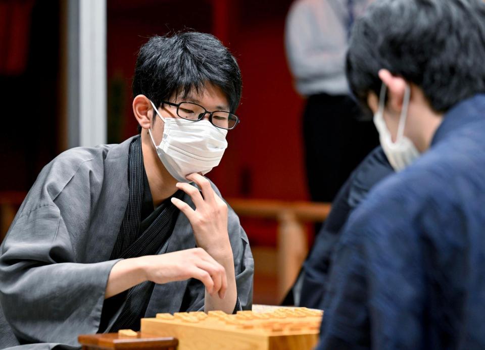 　藤井聡太王位（右）に敗れ、対局を振り返る佐々木大地七段