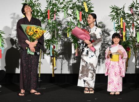 　加藤柚凪（右）の手紙に笑顔の（左から）岡田将生、清原果耶（撮影・金田祐二）