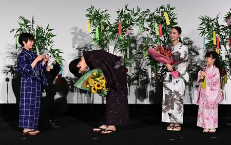 　柊木陽太（左端）加藤柚凪（右端）の手紙に喜ぶ、岡田将生と清原果耶（撮影・金田祐二）