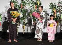 　加藤柚凪（右）の手紙に笑顔の（左から）岡田将生、清原果耶（撮影・金田祐二）