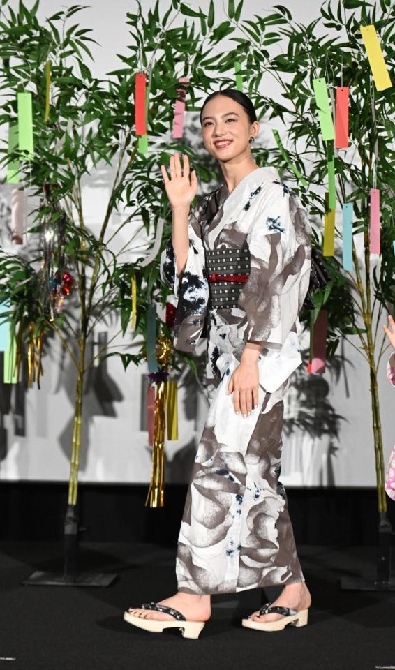 　浴衣姿で笑顔の清原果耶（撮影・金田祐二）