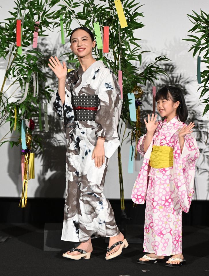 　浴衣姿で笑顔の清原果耶（左）と加藤柚凪（撮影・金田祐二）