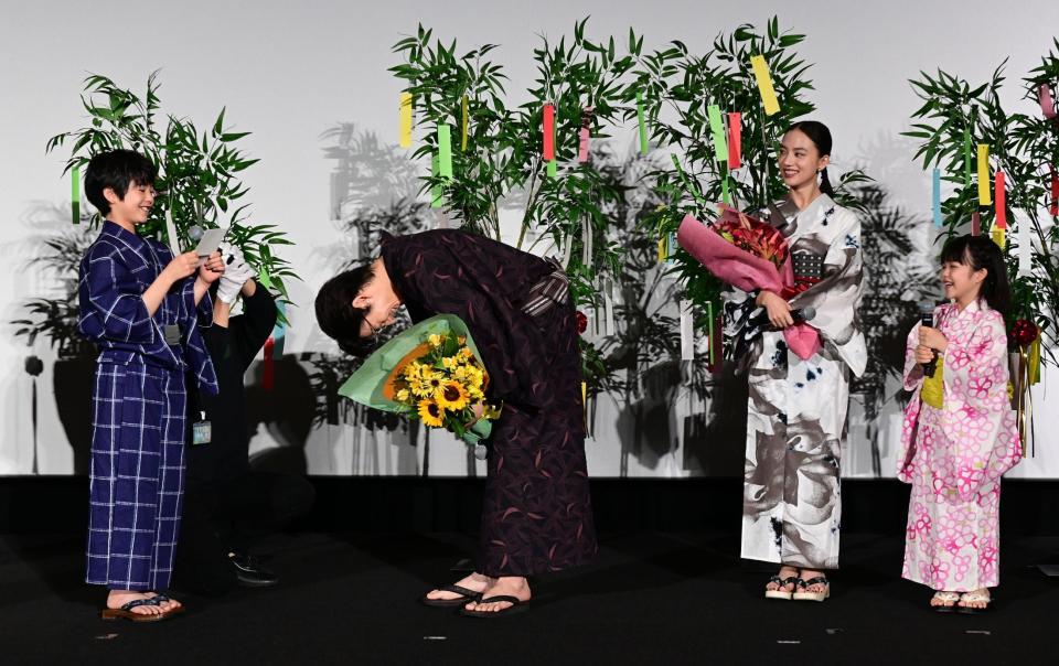 　柊木陽太（左端）加藤柚凪（右端）の手紙に喜ぶ、岡田将生と清原果耶（撮影・金田祐二）