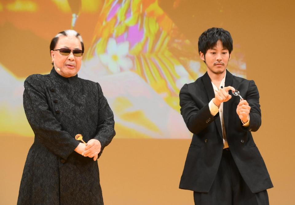 　スプーン曲げに挑戦する松坂桃李。左はＭｒ．マリック（撮影・堀内翔）