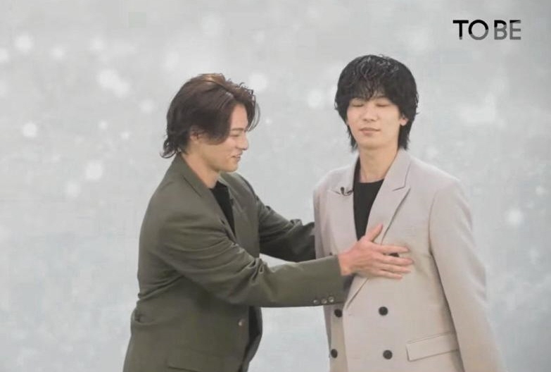 　神宮寺勇太（右）の胸の鼓動を確認する平野紫耀＝ＴＯＢＥ公式ＹｏｕＴｕｂｅより（７日）