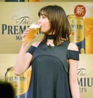 　ビールを試飲する広瀬すず