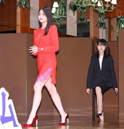 　美しい赤いドレスで登場する今田美桜。右は福本莉子