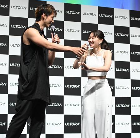 　トークで盛り上がる竹内涼真（左）と山本舞香（撮影・金田祐二）