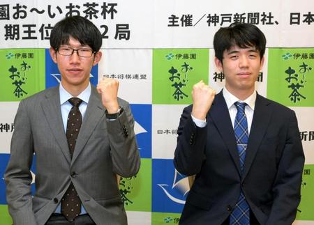 　笑顔で記念撮影に応じる藤井聡太王位（右）と佐々木大地七段