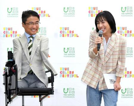 　作家の乙武洋匡氏（左）とイベントを盛り上げるｒｙｕｃｈｅｌｌさん＝２０２２年９月