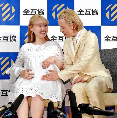 　囲み取材で妊娠８カ月のぺこ（左）のお腹に話し掛けるryuchellさん＝２０１８年５月