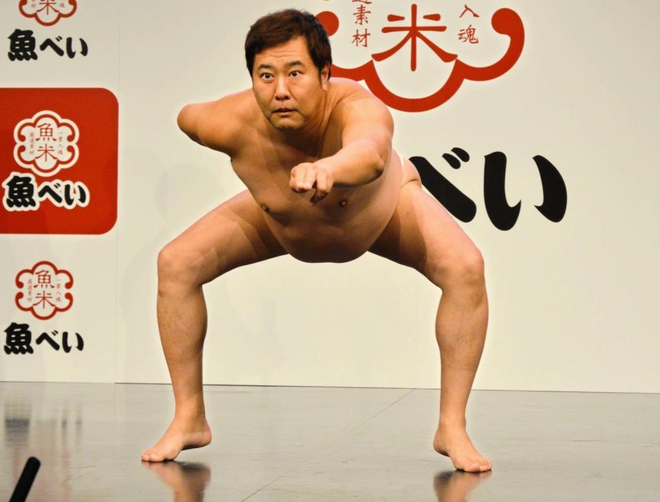 明るい安村 回転ずしで「安心できないポーズ」 新ギャグ連発も寿司店