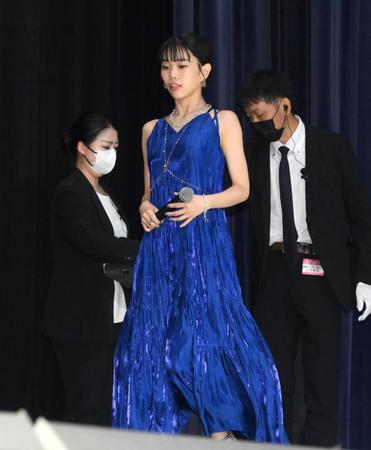 　登壇するアイナ・ジ・エンド（撮影・堀内翔）