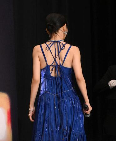 　背中が見えるドレスで登場したアイナ・ジ・エンド（撮影・堀内翔）
