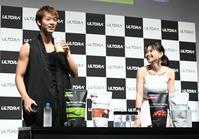 　お気に入りのプロテインを作る竹内涼真（左）と山本舞香（撮影・金田祐二）