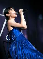 　主題歌を熱唱するアイナ・ジ・エンド（撮影・堀内翔）　